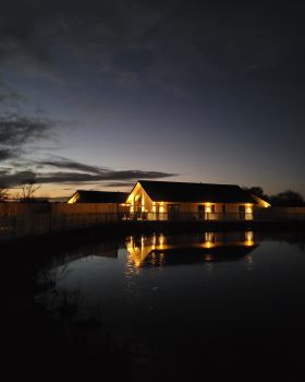 Mallard Cottage lakeside reflection